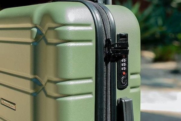 Quels sont les accessoires indispensables pour voyager avec une valise ?