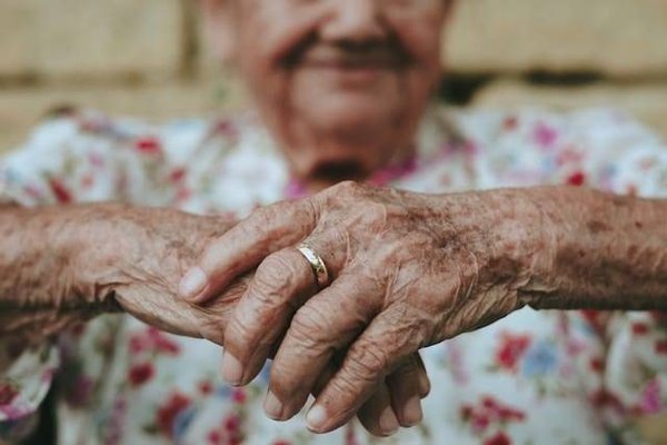Comment comparer les prix des hébergements pour seniors ?