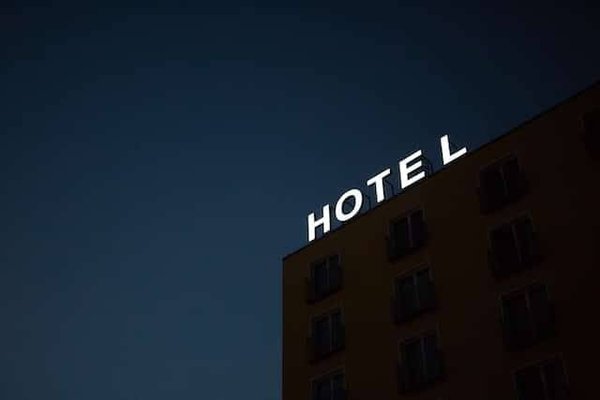 Quels sont les critères à considérer pour choisir un hébergement adapté lors de vos voyages en tant que senior ?