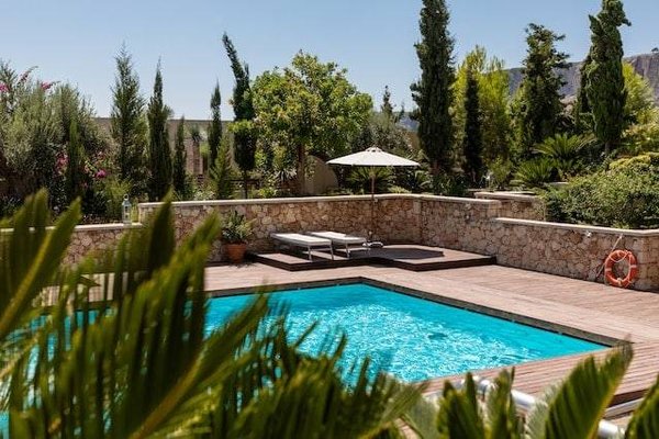 Quels sont les avantages et les inconvénients d'un hôtel avec piscine pour seniors ?