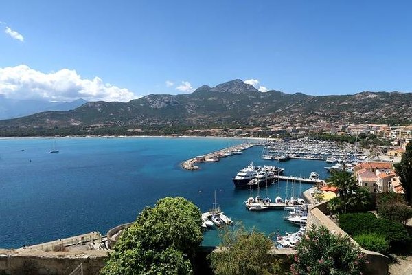 Quels sont les services adaptés aux seniors dans les hébergements des campings de Calvi ?