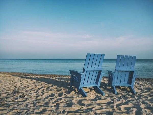 Quelles sont les destinations idéales pour des vacances senior au camping en bord de mer Méditerranée ?