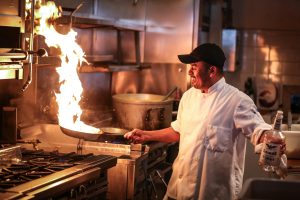 Chef dans un restaurant gastronomique